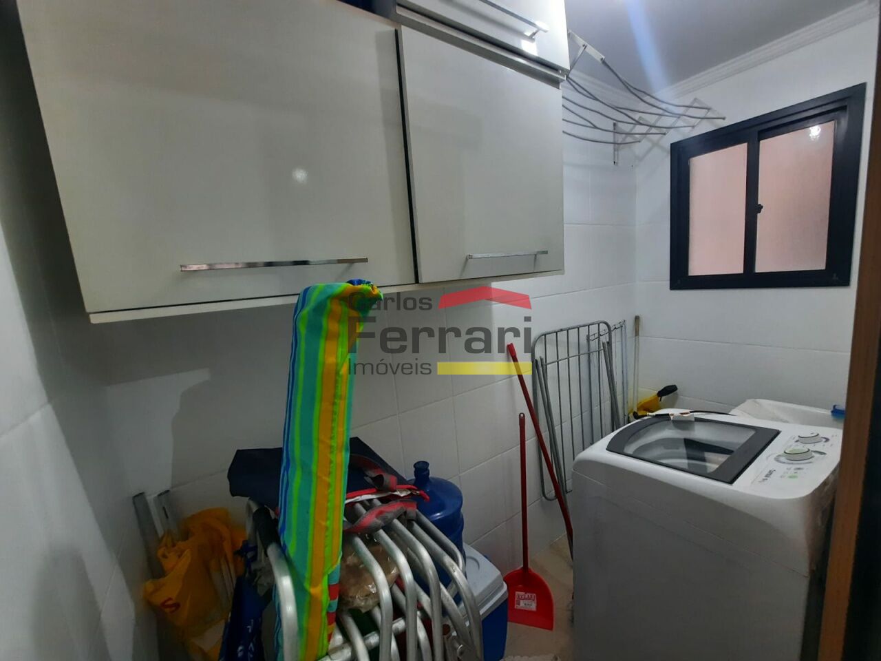 área de serviço com porta de c